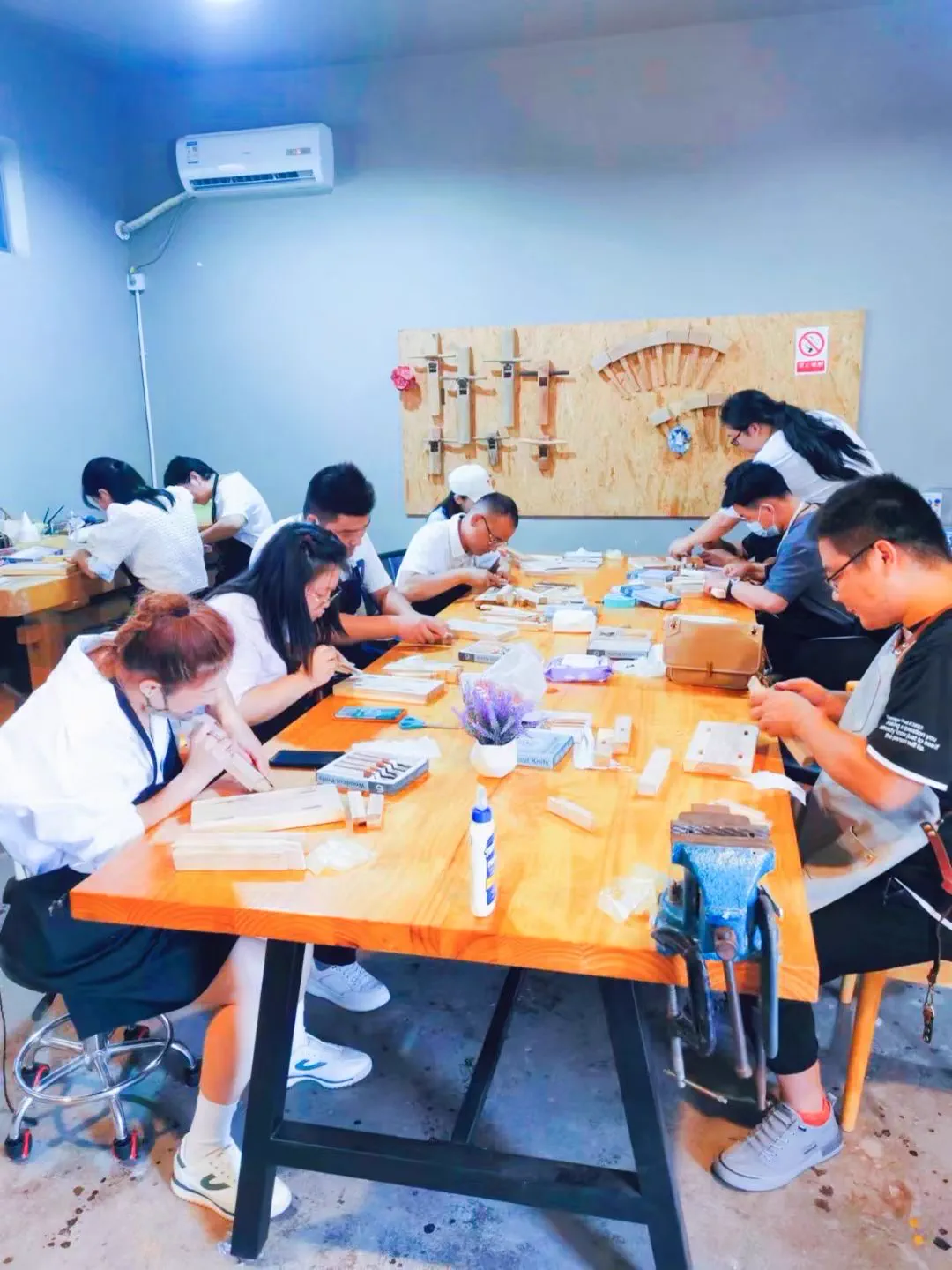 人们在乡村木工空间共同制作