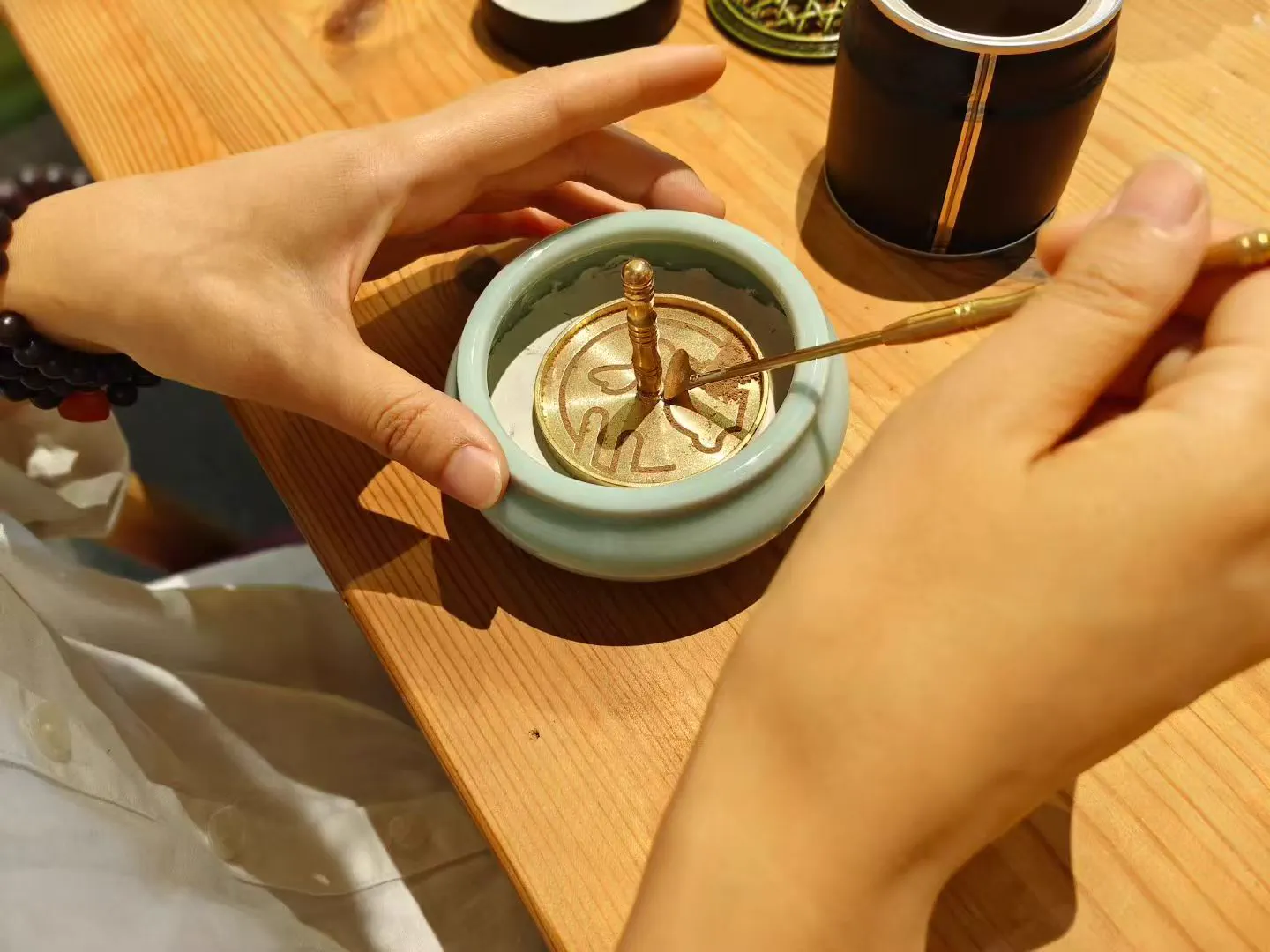香道俱乐部的篆香制作过程