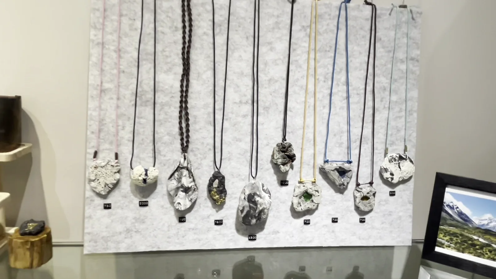 Jun 工作室里的手作饰品