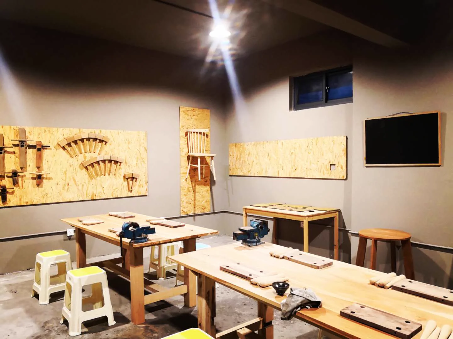 张马村木工教室内的工具与作品