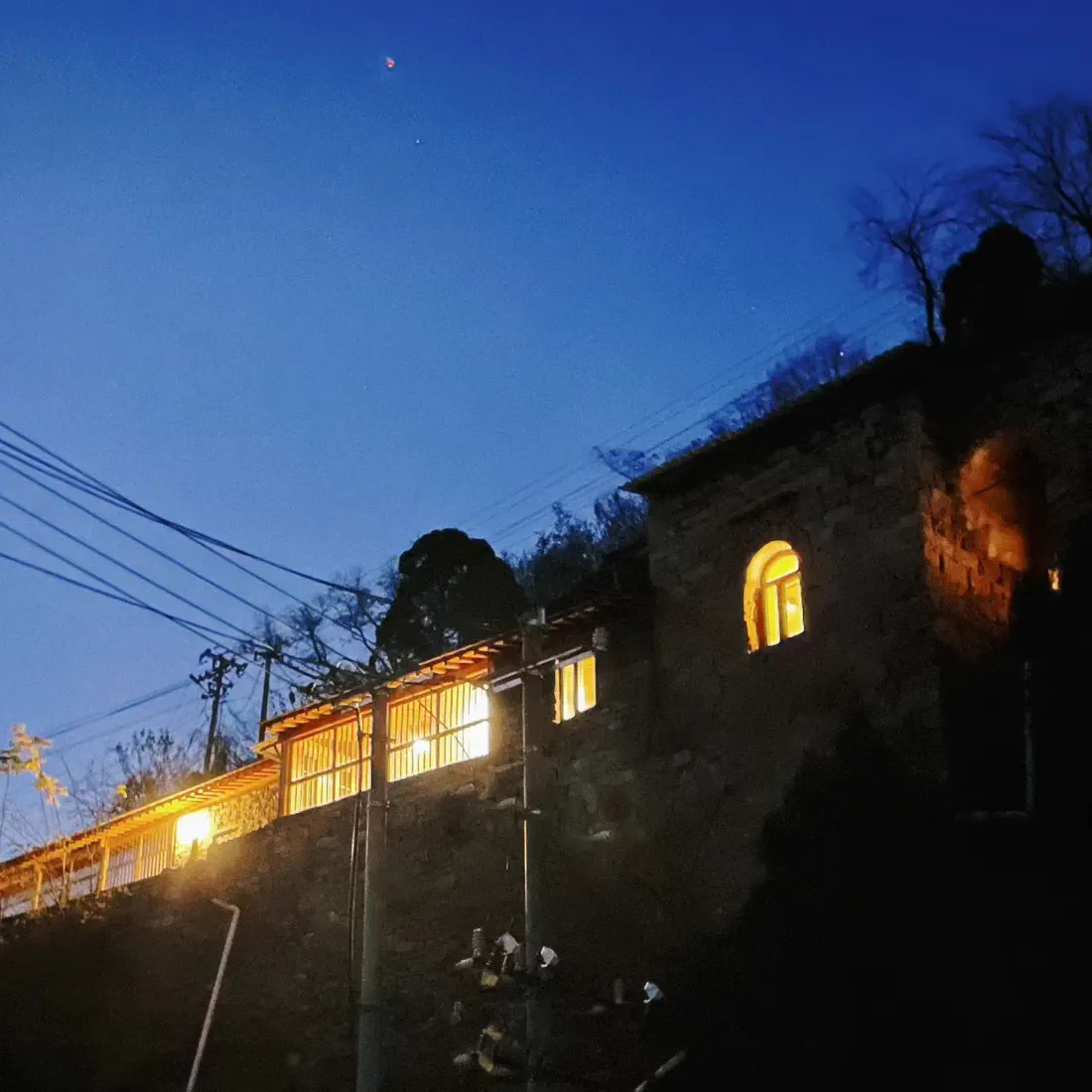 大前村夜色与石屋灯光